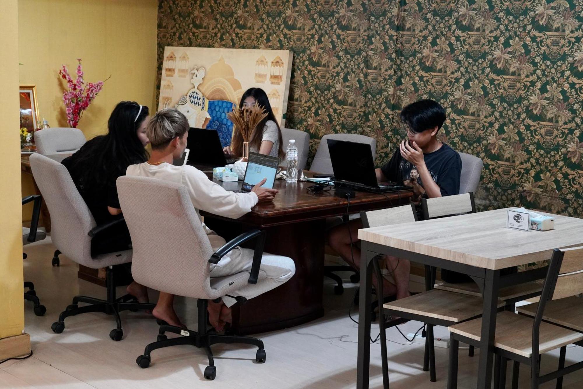 Sura Hostel Bangkok Near Mrt Phra Ram 9 المظهر الخارجي الصورة
