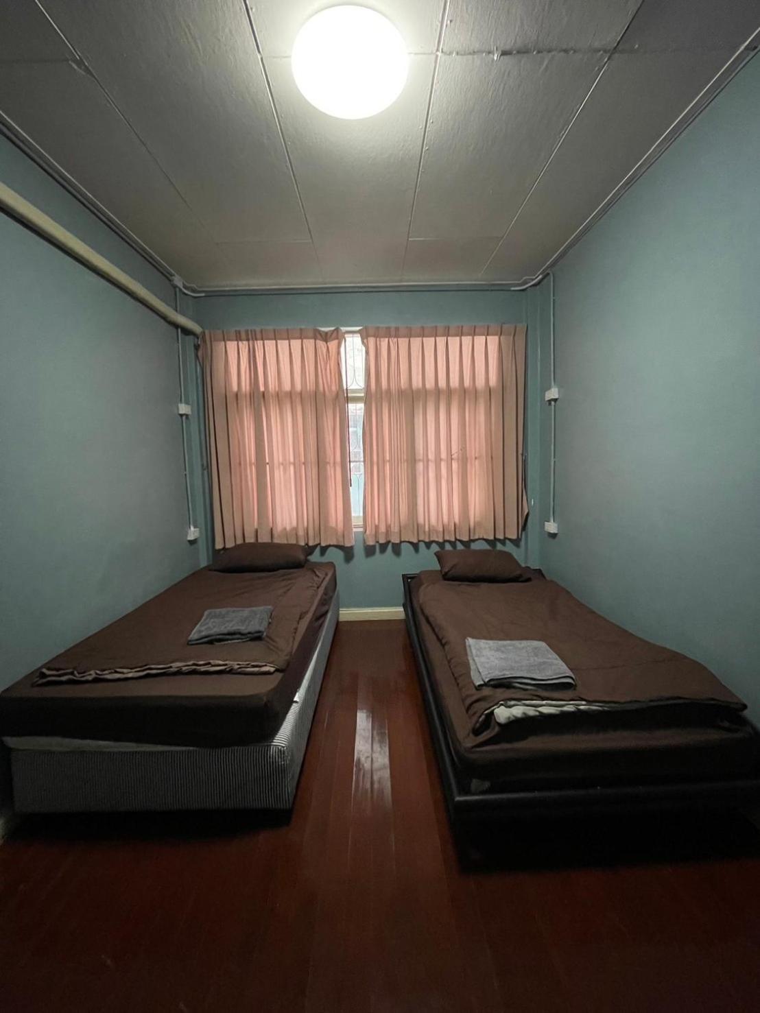Sura Hostel Bangkok Near Mrt Phra Ram 9 المظهر الخارجي الصورة